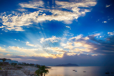 红海的日出美丽明亮的天空与太阳光线和晨云海和船蒂朗岛全景埃及图片