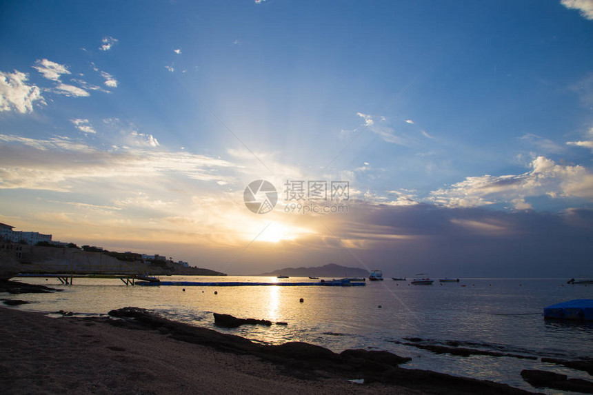 红海的日出美丽明亮的天空与太阳光线和晨云海和船蒂朗岛全景埃及图片
