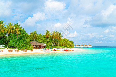 美丽的热带马尔代夫度假胜地旅馆和海滩及海滨岛屿增强图片