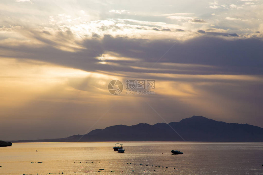 红海的日出美丽明亮的天空与光线和晨云海和船蒂朗岛全景埃及图片