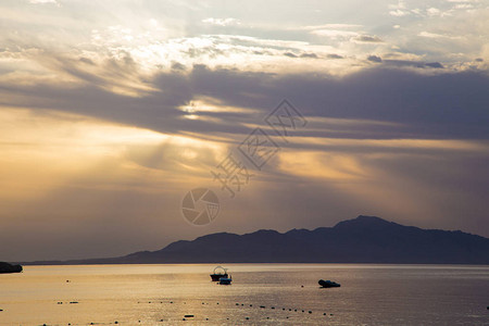 暴君红海的日出美丽明亮的天空与光线和晨云海和船蒂朗岛全景埃及背景