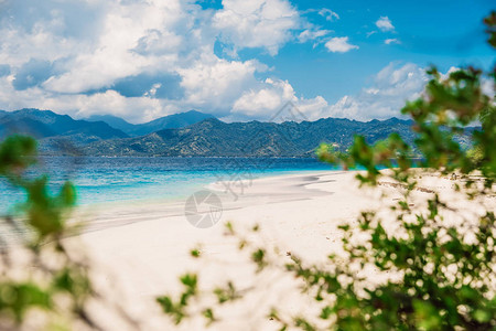 天堂岛的热带海滩和蓝色海洋图片