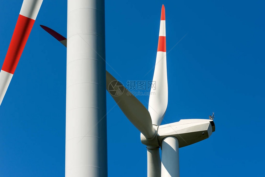 白风和红风涡轮机在清蓝天空上图片