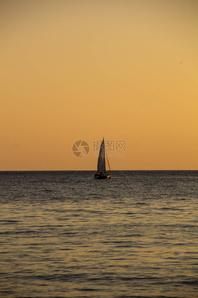 海中游艇在日落的海面图片