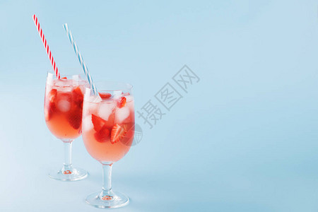 新鲜的夏日鸡尾酒配草莓和冰块图片