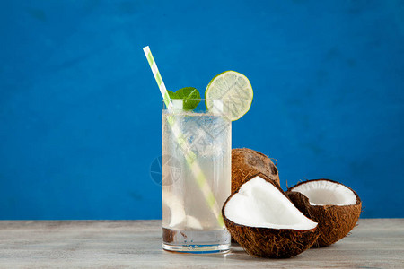 在蓝色背景的椰子水饮料图片