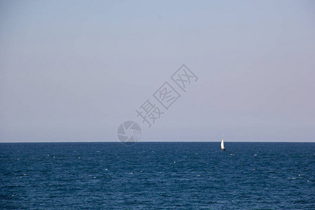 小型帆船夏季在海平面的公海图片