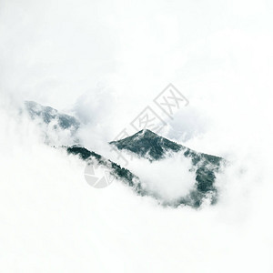 被雾包围的山图片