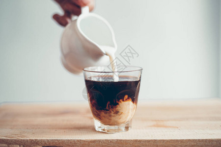 冷冲泡咖啡黑咖啡在玻璃杯中加牛奶图片