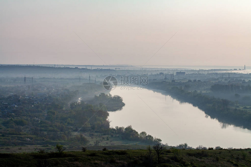 河上清晨芦苇薄雾河上水面图片
