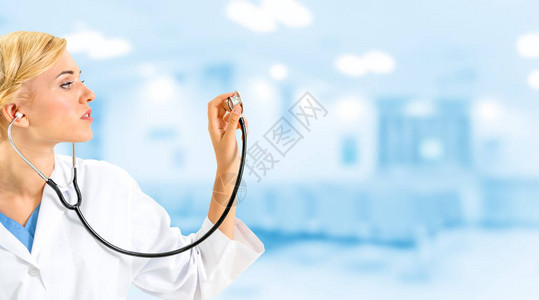 在医院办公室工作的女医生医疗保健和医生图片