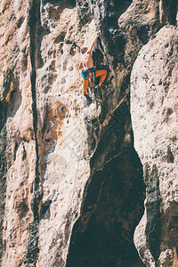 在自然地形上攀岩一个人爬上岩石登山训练克图片