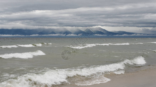 湖边的海浪和雷暴云图片