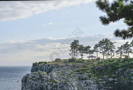 济州岛美丽的岩石海滩背景图片
