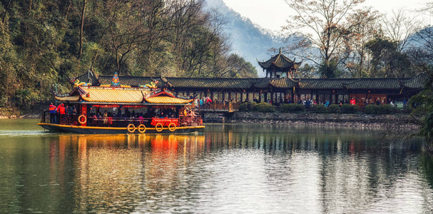 Dujiangyan清正山Yuecheng湖的木船背景图片