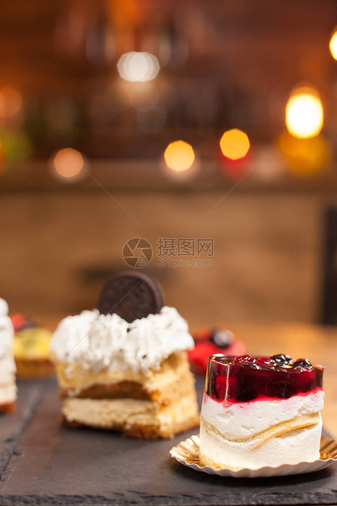 咖啡店里有新鲜浆果和香草奶油的迷你蛋糕采用天然成分的传统甜点咖啡店里的美图片