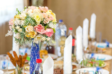 婚礼装饰餐厅桌上的玫瑰花束图片