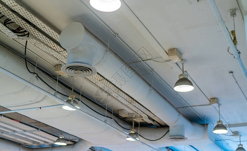 商场内的风管布线和管道空调管接线管和道系统建筑内部概念天花灯带开灯背景图片