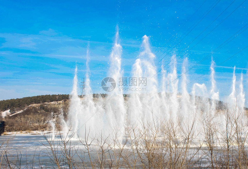 喷冰清洗景观与美丽的冻河与水湿冰喷射中的反射早春景观春天自然河流景观图片