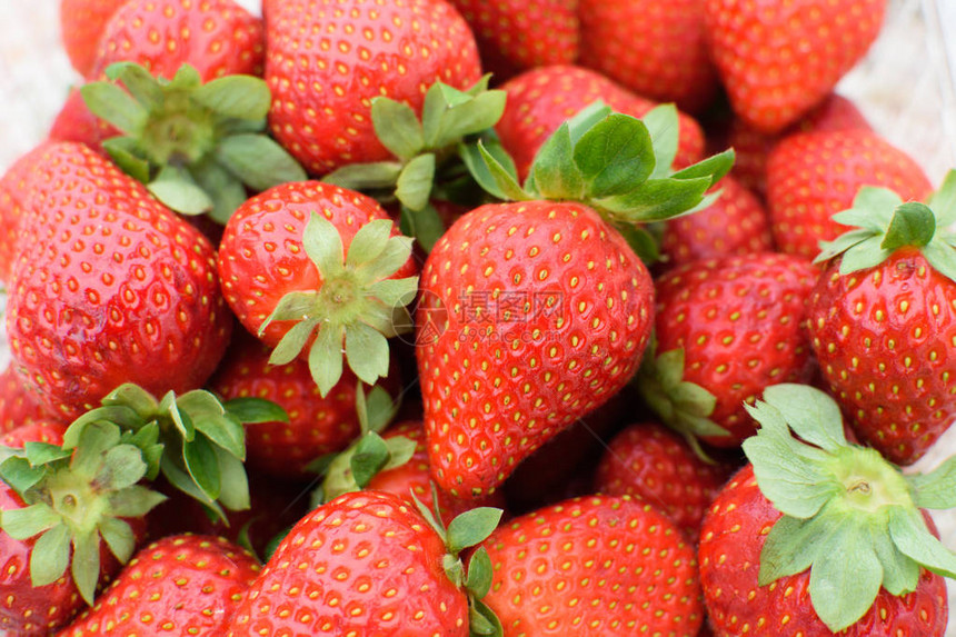 塑胶盒里有很多成熟的新鲜草莓鲜生的图片