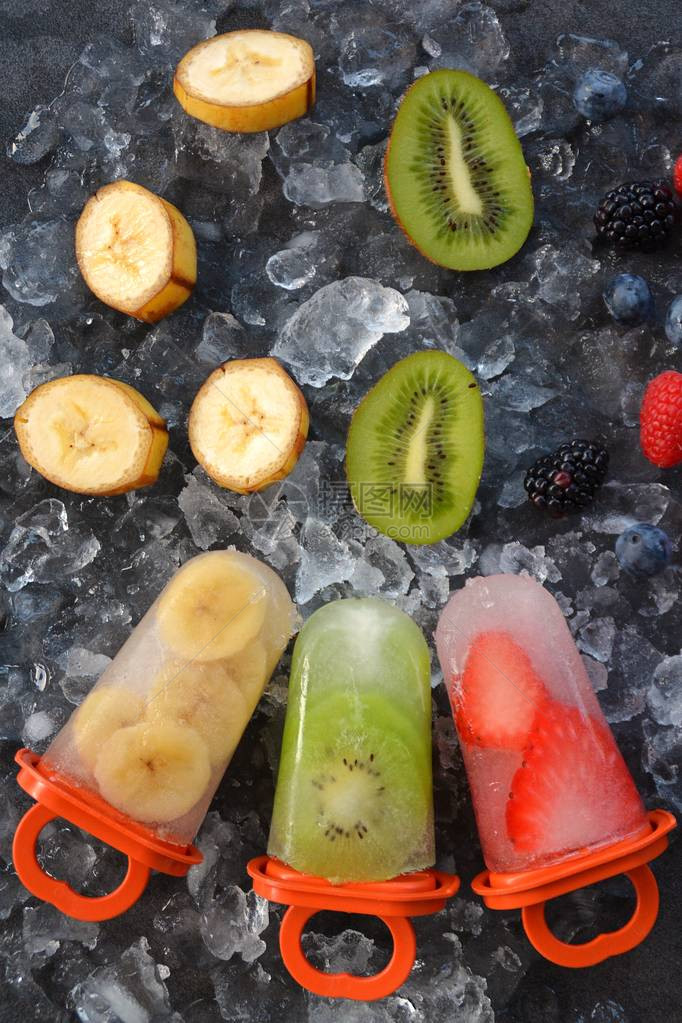 水果冰块上的水果块图片