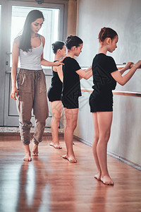 每天排练体操学校的年轻勤奋芭蕾舞者背景图片