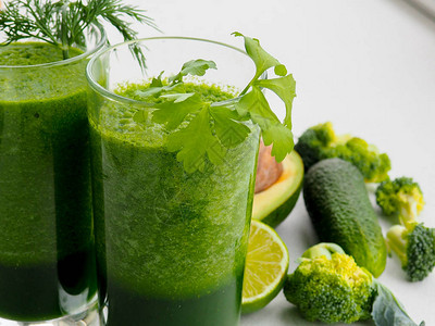 木桌上的健康绿色蔬菜汁图片