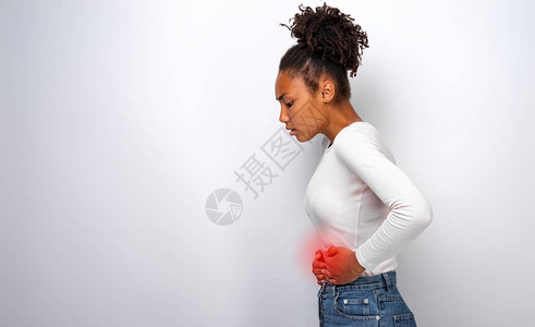 左侧胃痛的生病妇女情图片