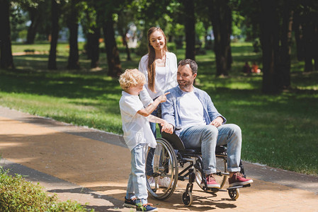 在公园轮椅上残疾父亲的美图片