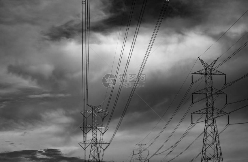 高压电杆和输电线路有黑暗的天空和云彩的电塔电力和能源节能减排配电站带电缆图片
