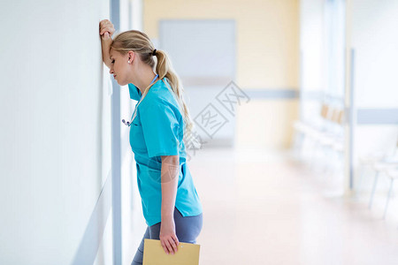 医院走廊里疲惫的女护士图片