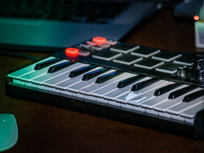 小型电子钢琴的键图片