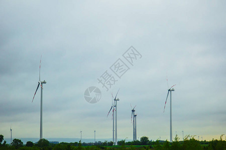 风力发电机农场来自可再生能源的替代能源环图片