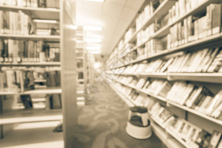 美国公共图书馆的书架过道和阅览台凳图片