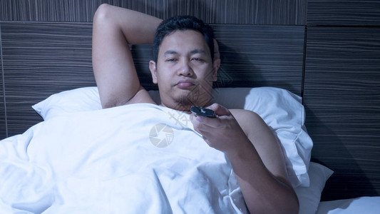 YongAsia男子午夜在床上看图片