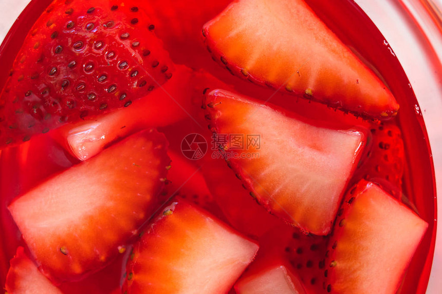 草莓果冻和草莓的切片接图片