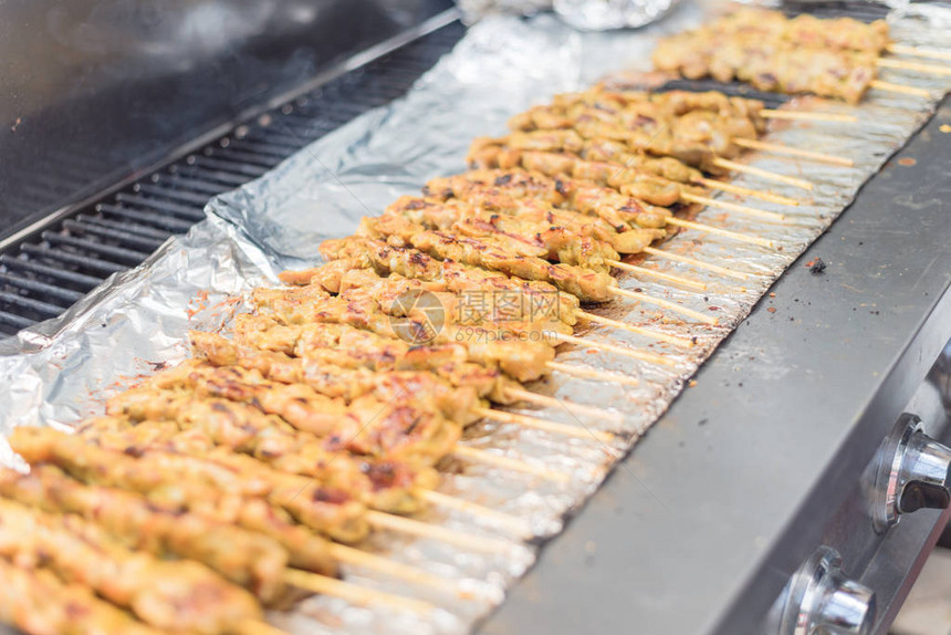 美国得克萨斯的亚洲市场里近距离混杂的SatayBBQ这是东南亚一盘成熟剥皮和烧烤的图片