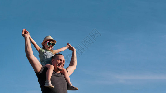 肩上的父女俩开心地欢欣鼓舞爸抱着小女儿坐在飞机上模仿父亲假期飞图片