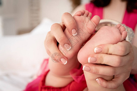 婴儿的脚在母亲手中妈和她的孩子幸福家庭的概念妈手图片