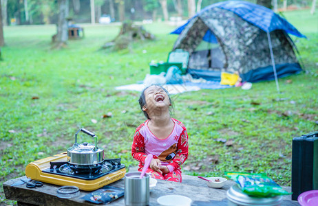 小女孩在露营时玩得开心图片
