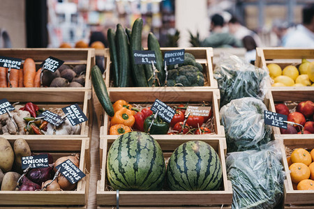 木箱中各种新鲜水果和蔬菜在市场上销售图片