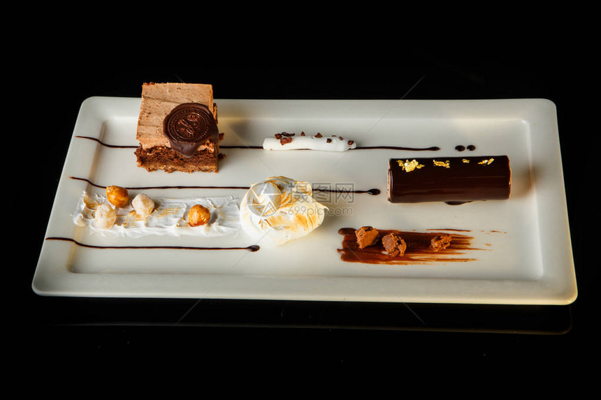 最上面是美味巧克力和白奶油甜点的风景图片