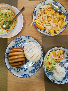 中餐厅的蓝白花卉印花盘卷心菜和胡萝卜沙拉馒头菠萝橙鸡和图片