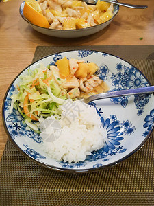 中餐厅的蓝白花卉印花盘卷心菜和胡萝卜沙拉馒头菠萝橙鸡和图片