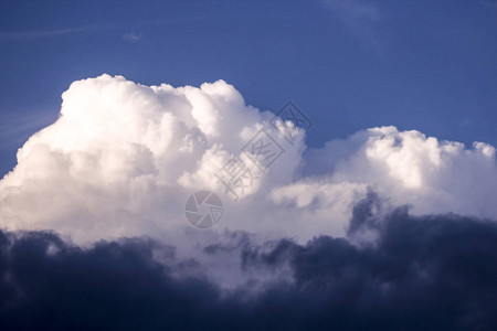 蓝天中的云CUMULOS图片
