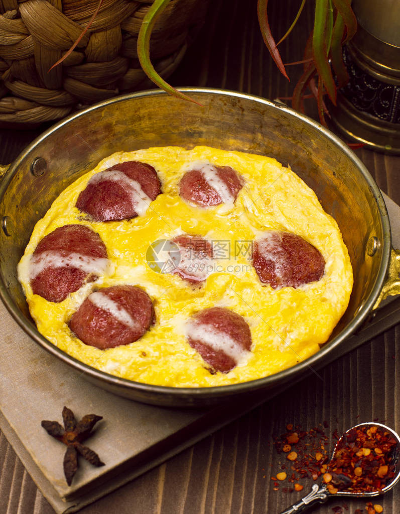 煎鸡蛋包在锅里加苏库克传统的土耳其早图片