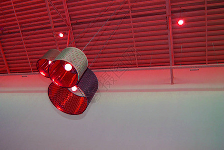 红色彩装饰灯和罩的超现代阁楼风格挂在长绳工业天花板背景