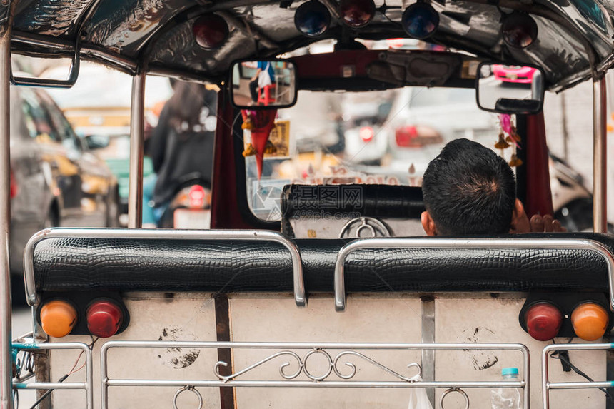 出租车TukTuk和司机在泰国曼谷的Yaowrat公路图片