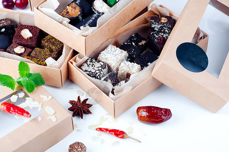 甜点盒装着各种健康填料手工制作的糖果图片