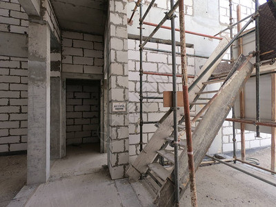 临时梯子在一块土地上的现代房屋建筑工地上升图片